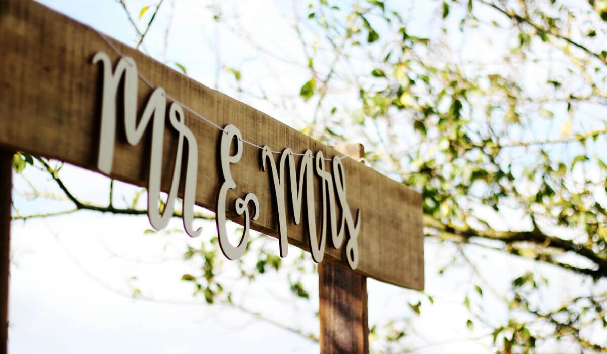 Elegant 'Mr & Mrs' wooden sign decor at an outdoor wedding venue in Chicago, showcasing expert wedding planning.