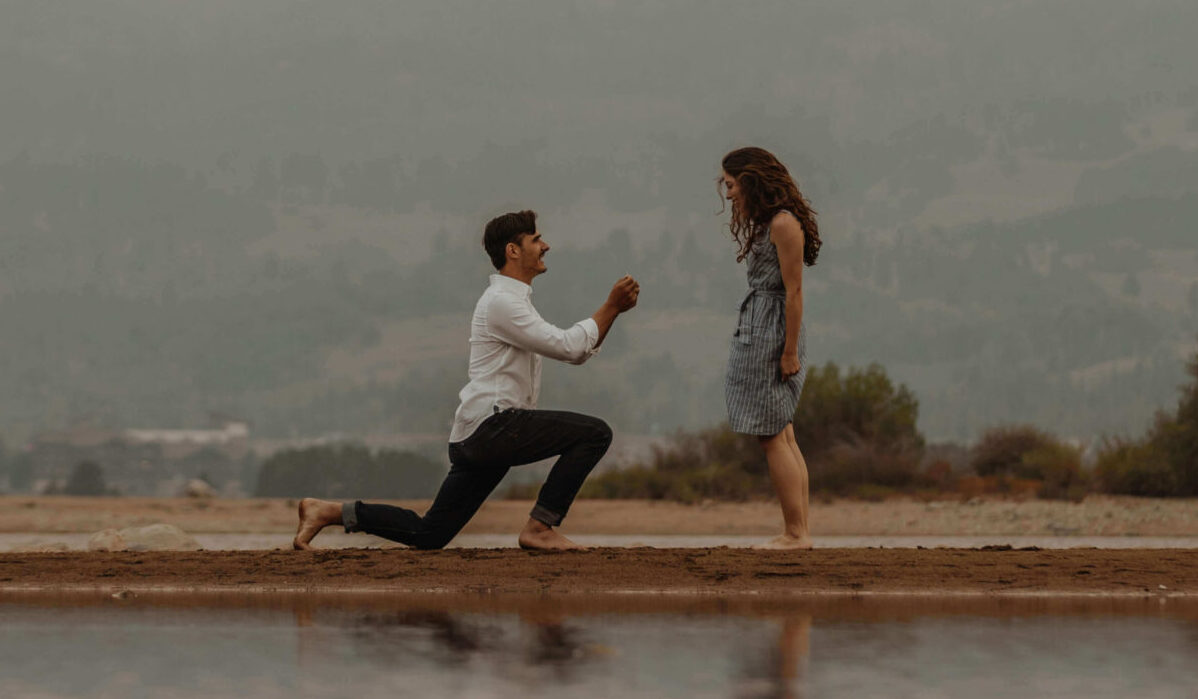 A romantic sunset proposal in the mountains, capturing modern engagement trends with a serene backdrop.