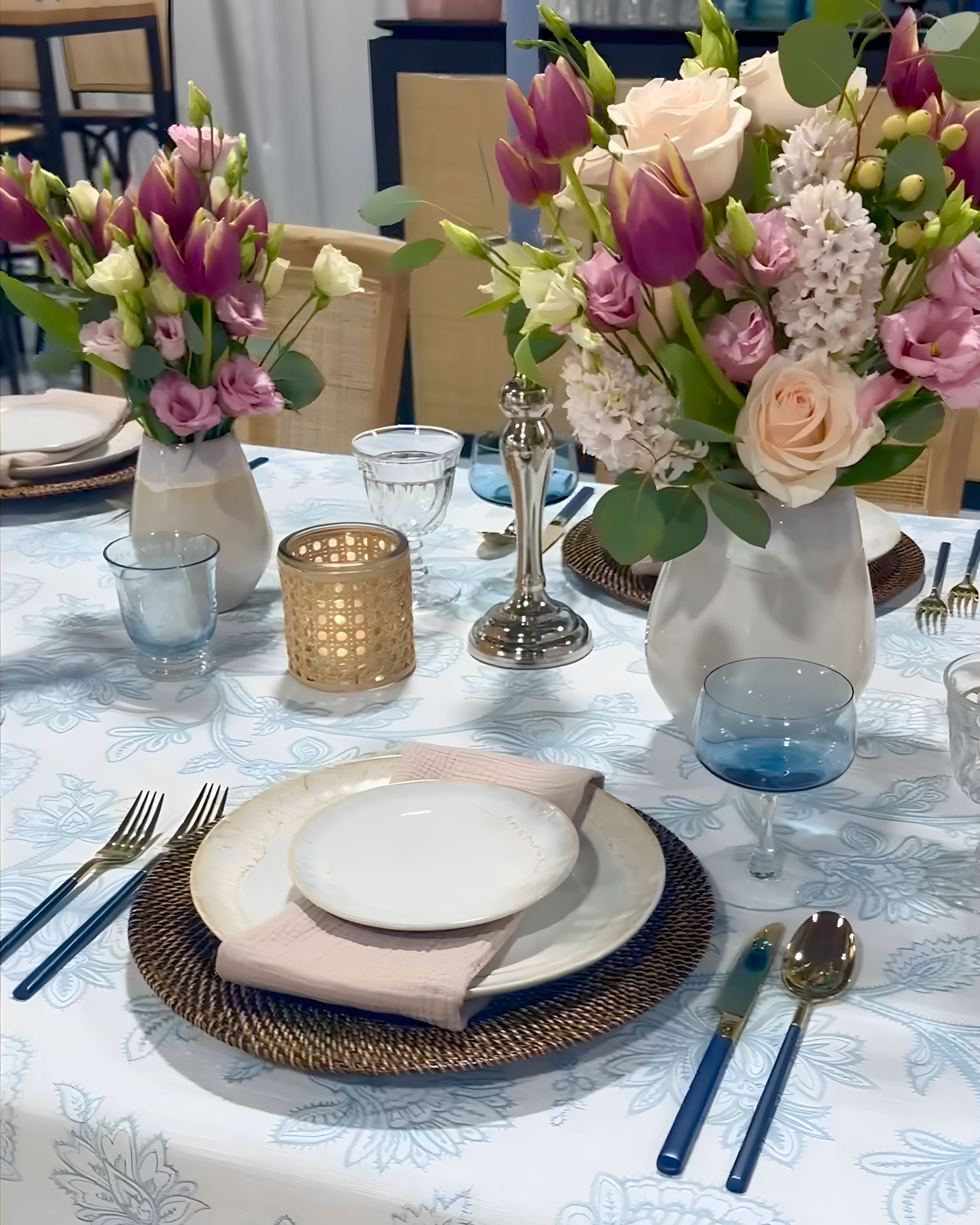 Luxury 2026 wedding tablescape with sculptural centerpieces and refined minimalist design