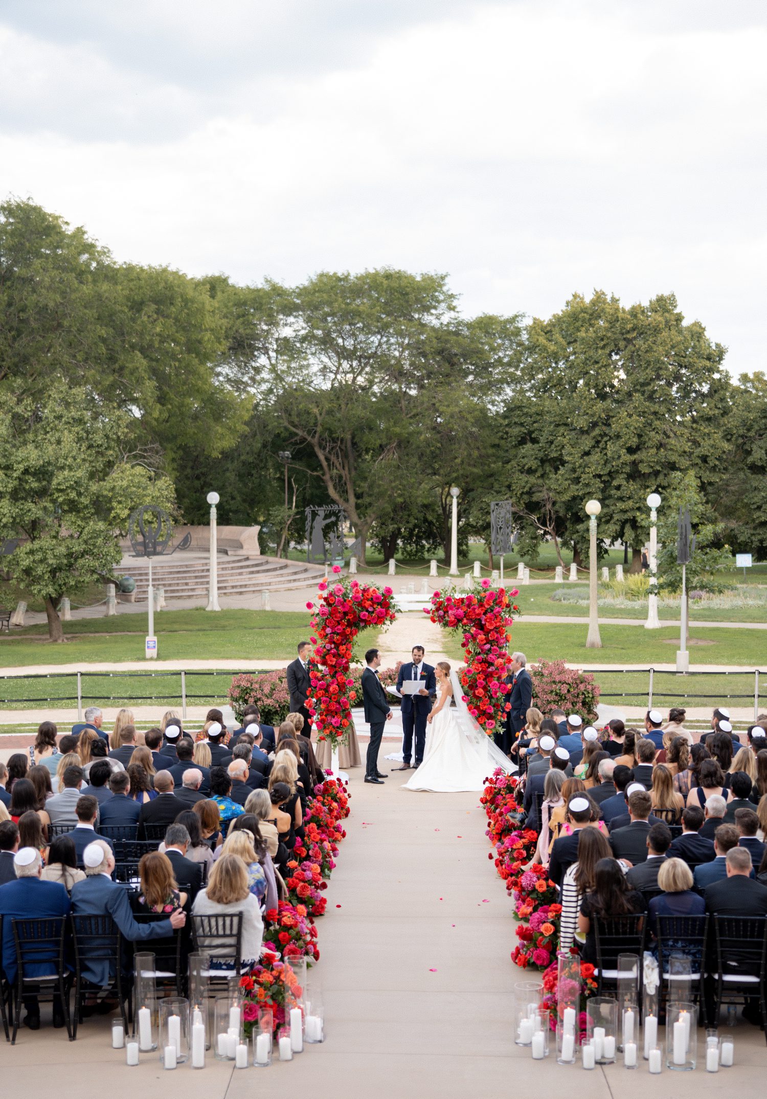 outdoor wedding ceremony at the Chicago History Museum
