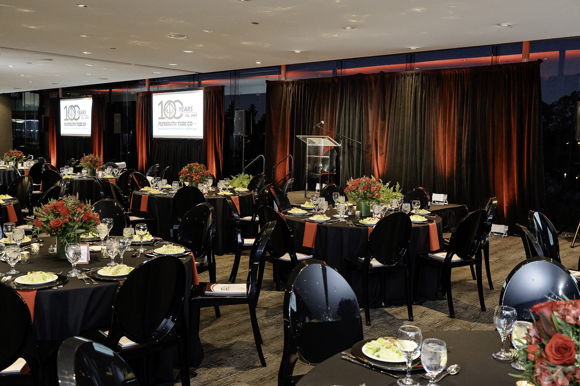 Elegant executive dinner room setup curated by a Chicago executive dinner planner, featuring refined tablescapes and a warm, inviting atmosphere.